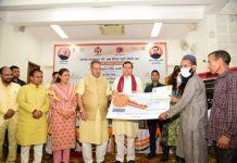 सीएम धामी ने प्रधानमंत्री आवास योजना (ग्रामीण) के तहत 51 लाभार्थियों को सौंपी चेक व चाबी