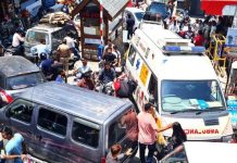 एंबुलेंस के ट्रैफिक जाम में फंसने से चार साल की बीमार बच्ची की जान पर बनी