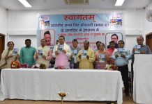 मुख्यमंत्री ने किया ‘‘द लीजेण्ड ऑफ कोश्यारी भगत दा‘‘ पुस्तक का विमोचन