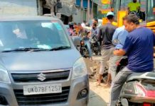 सीवर लाइन की खुदाई के चलते डीएल रोड पर लगा जाम