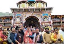 बद्रीनाथ धाम पहुंचे सीएम धामी, पूजा-अर्चना कर भगवान बदरी विशाल का लिया आशीर्वाद