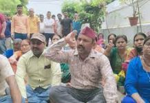 पेयजल संकट के चलते कैलाशपुर में लोगों ने किया प्रदर्शन