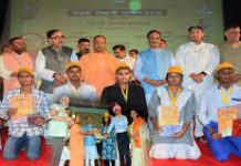 सीएम योगी ने मुख्यमंत्री आवास में यूपी बोर्ड इंटरमीडिएट के टॉपर्स को किया सम्मानित