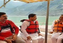 केंद्रीय मंत्री प्रल्हाद जोशी पहुंचे टिहरी झील, बोटिंग का उठाया लुफ्त