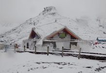 हेमकुंड साहिब में जमकर बर्फबारी.फिलहाल यत्रा पर रोक, मौसम साफ होने पर शुरू होगी यात्रा