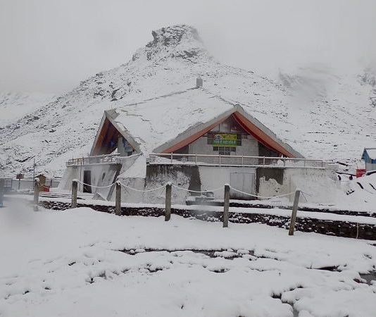 हेमकुंड साहिब में जमकर बर्फबारी.फिलहाल यत्रा पर रोक, मौसम साफ होने पर शुरू होगी यात्रा