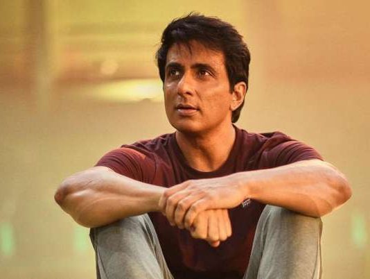 सोनू सूद की दरियादिली का नमूना फिर आया सामने, विदेश में फंसे भारतीय के लिए भेजी टिकिट