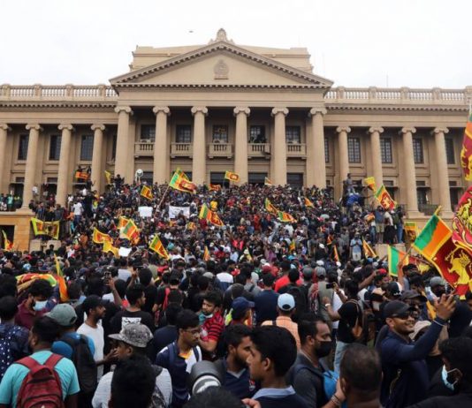 श्रीलंका में चल रहे वित्तीय संकट को देखकर पूर्व कप्तान ने किया प्रदर्शनकारियों का समर्थन