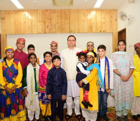 मुख्यमंत्री धामी ने जनता से भेंट कर सुनी समस्याएं, तुरंत निराकरण के दिए निर्देश