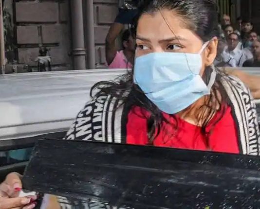 अर्पिता मुखर्जी के फ्लैट से चार कार गायब, कार में कैश होने की आशंका