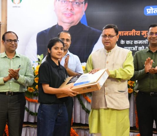 मुख्यमंत्री ने कोड योगी द्वारा प्रशिक्षित युवाओं को सौंपे नियुक्ति पत्र एवं लेपटॉप, विभिन्न संस्थानों में मिली नियुक्तियां