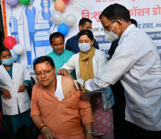 मुख्यमंत्री धामी ने स्वयं टीका लगाकर किया कोविड टीकाकरण अमृत महोत्सव का शुभारम्भ