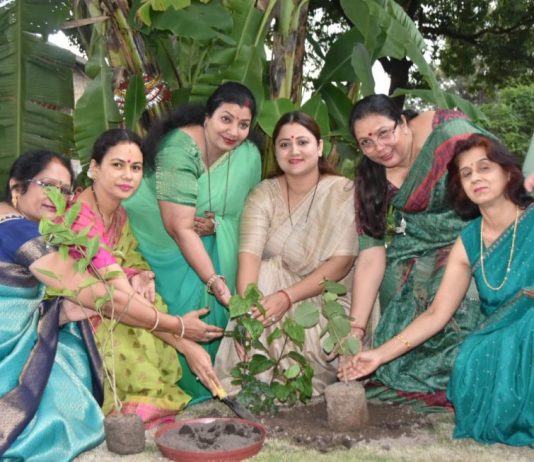 मुख्यमंत्री धामी ने सपरिवार के साथ विधि विधान से मनाया हरेला पर्व, पत्नी गीता पुष्कर धामी ने किया फलदार पौधों का रोपण