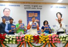 सीएम धामी ने किया आईएएस आराधना जौहरी द्वारा उत्तराखण्ड के मंदिरों पर लिखी पुस्तक का विमोचन