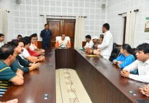 मुख्यमंत्री धामी से मिले राज्य में फिल्म उद्योग से जुड़े कलाकार, प्रदेश में फिल्म सिटी स्थापना का किया अनुरोध