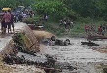 नदी के तेज बहाव में बही पर्यटकों की कार,नौ की मौत एक घायल