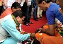 सीएम धामी ने किया कांवड़ियों के पैर धोकर सम्मान