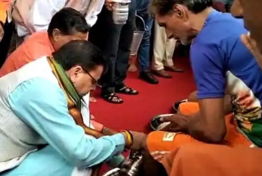 सीएम धामी ने किया कांवड़ियों के पैर धोकर सम्मान