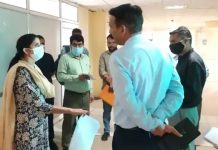जिलाधिकारी सोनिका ने अचानक पहुंचकर लगाई क्लास