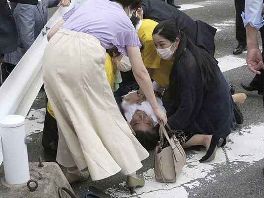 जापान के पूर्व प्रधानमंत्री शिंजो आबे को हमलावरों ने मारी गोली, हालत गंभीर