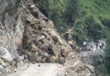 बोल्डर गिरने से बदरीनाथ और गंगोत्री हाईवे बंद