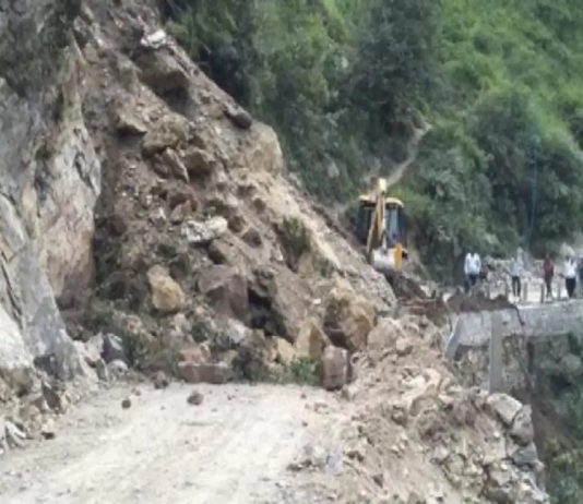 बोल्डर गिरने से बदरीनाथ और गंगोत्री हाईवे बंद