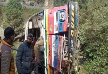 कार को बचाने के चक्कर में पलटी यात्रियों से भरी बस