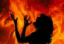 विवाहित महिला का अधजला शव मिलने से मचा हडकंप