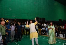 सीएम धामी ने खिलाडियों को प्रोत्साहित करने के लिए उठाया बैडमिंटन
