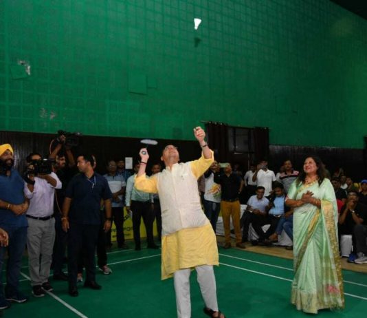 सीएम धामी ने खिलाडियों को प्रोत्साहित करने के लिए उठाया बैडमिंटन