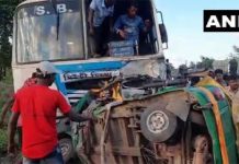 बस-ऑटो की टक्कर में नौ लोगों की हुई मौत