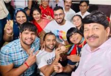 दिव्या काकरान ने मनोज तिवारी को बांधी राखी, दोनो ने आप पर साधा निशाना