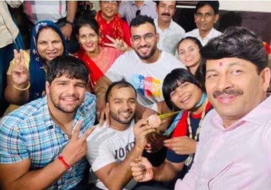 दिव्या काकरान ने मनोज तिवारी को बांधी राखी, दोनो ने आप पर साधा निशाना