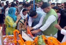 मुख्यमंत्री पुष्कर सिंह धामी ने शहीद लांसनायक चन्द्रशेखर हर्बोला के देह पर पुष्प चक्र अर्पित कर दी श्रद्धांजलि