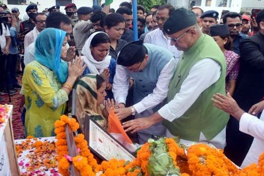 मुख्यमंत्री पुष्कर सिंह धामी ने शहीद लांसनायक चन्द्रशेखर हर्बोला के देह पर पुष्प चक्र अर्पित कर दी श्रद्धांजलि