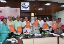 सीएम धामी ने राज्य स्तरीय उद्योग मित्र समिति की बैठक के दौरान किया महत्वपूर्ण शासनादेशों की संकलन पुस्तिका का विमोचन