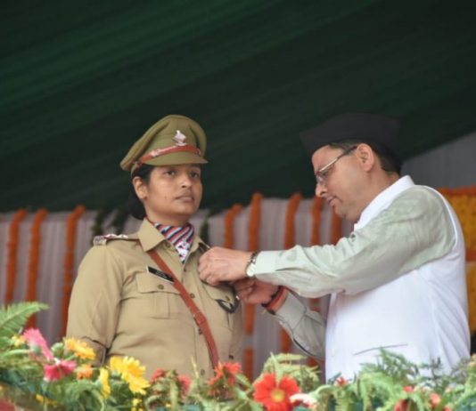 मुख्यमंत्री धामी ने स्वतंत्रता की 75वीं वर्षगांठ के अवसर पर पुलिस अधिकारियों व कर्मचारियों को किया सम्मानित