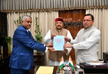 एकल सदस्यीय समर्पित आयोग के अध्यक्ष ने आयोग का प्रथम प्रतिवेदन मुख्यमंत्री धामी को सौंपा