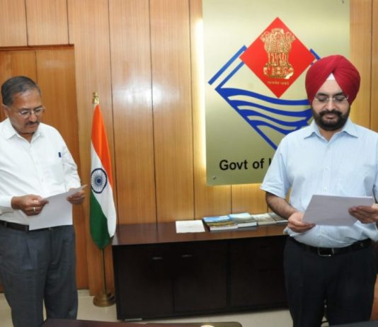 मुख्य सचिव ने भूपाल सिंह मनराल को अधिकार आयोग के आयुक्त के रूप में दिलाई शपथ