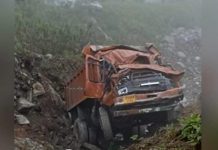 स्वांला में टिप्पर खाई में गिरने से चालक समेत भाजपा बूथ अध्यक्ष की मौत, सीएम ने जताया शोक