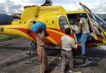 आपदा प्रभावित क्षेत्रों में हेलीकॉप्टर द्वारा पहुंचाई गई राहत सामाग्री