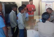 अध्यापक ने काटे बच्चों के बाल, घरवालों ने किया जमकर बवाल