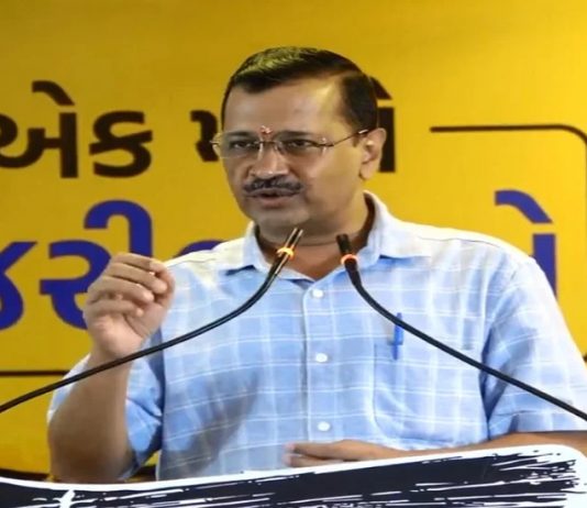 दिल्ली सीएम केजरीवाल पहुंचे वडोदरा, जनता को अपने पाले में लेने के लिए किये बड़े-बड़े वादे