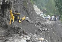 तेज बारिश से यातायात हुआ प्रभावित, मलबा गिरने से रास्ते हुए बंद