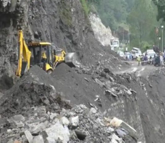 तेज बारिश से यातायात हुआ प्रभावित, मलबा गिरने से रास्ते हुए बंद