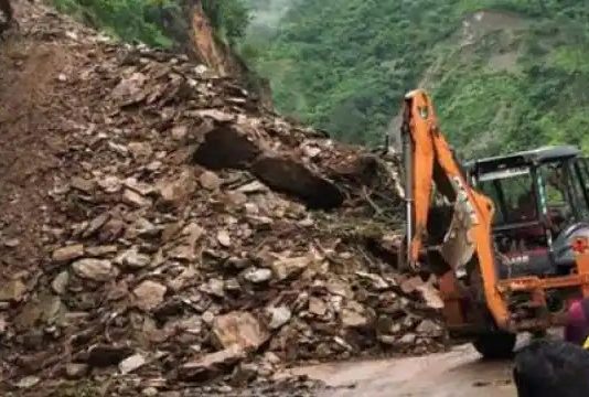 कुमारखेड़ा में ऋषिकेश-गंगोत्री हाईवे तीसरे दिन भी बंद