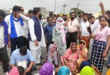 युवती की मौत से आहत ग्रामीणों ने शव सड़क पर रखकर लगाया जाम
