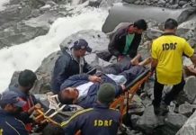 बीमार व्यक्ति के लिए एसडीआरएफ के जवान बने मददगार