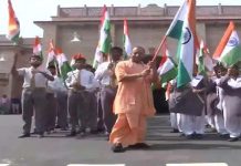 मुख्यमंत्री योगी आदित्यनाथ ने अपने सरकारी आवास पर तिरंगा फहराकर की हर घर तिरंगा अभियान की शुरुआत