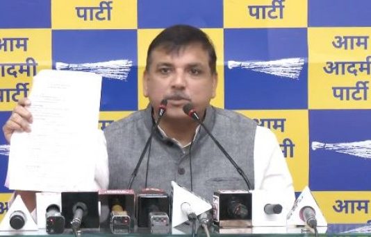 संजय सिंह ने फाड़ा दिल्ली एलजी द्वारा भेजा गया लीगल नोटिस